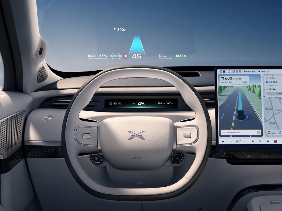 XPENG G9L — Передняя часть салона
