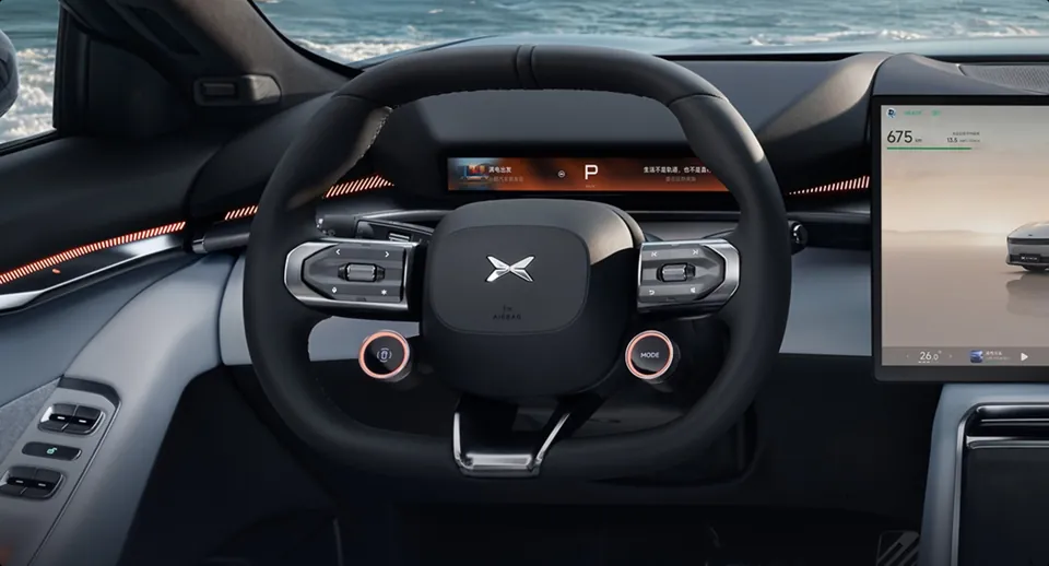 XPENG P7 — Передняя часть салона